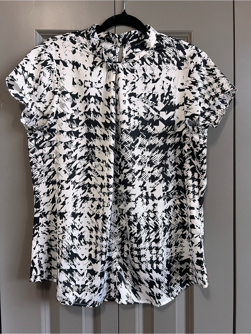 Le Château Black & White Abstract Print Mock Neck Blouse Size Medium